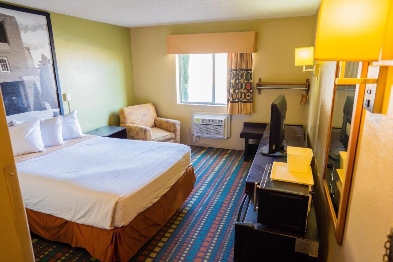 Super 8 By Wyndham Belen Nm Hotel Exterior foto